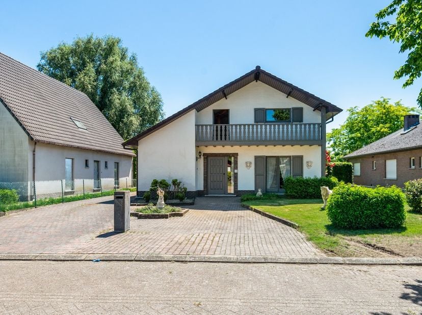 Ruimte om te leven. Plaats om te groeien. Een thuis met toekomst.<br />
Deze verzorgde gelijkvloerswoning combineert rust, licht en comfort met een li