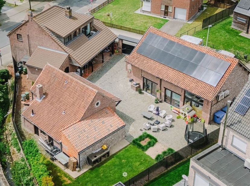 Bent u op zoek naar een karaktervolle eigendom waar wonen, werken en ondernemen naadloos samenkomen? Dan zal deze unieke vierkantshoeve in het centrum