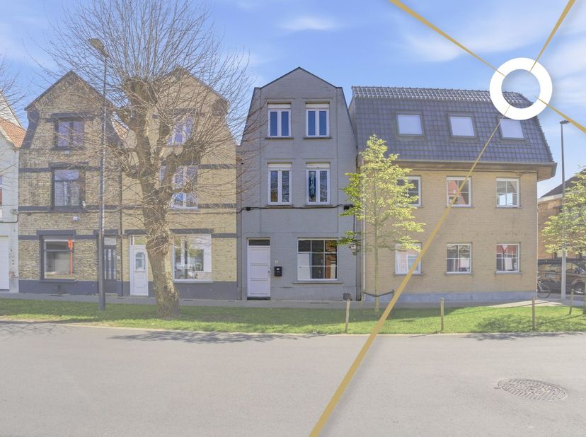 Achter deze gevel schuilt een verrassend ruime en volledig gerenoveerde woning waar comfort, charme en ligging perfect samenkomen.<br />
<br />
De lic