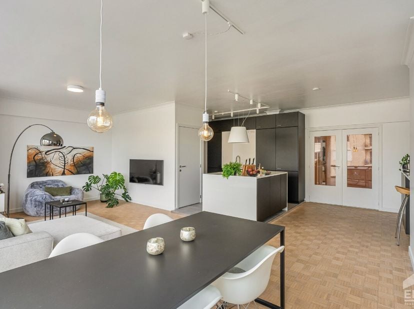 À vendre : appartement élégamment rénové de 130m² au Leopoldplein, à lintérieur de la petite ceinture de Hasselt. Cet appartement économe en énergie,