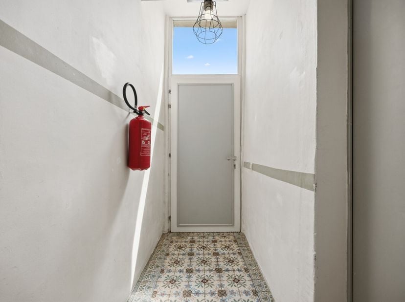 Gelegen op wandelafstand van de Aldi in de Slachthuisstraat 70 te Tienen: opbrengsteigendom van 2 appartementen. Appartement 1: Gelijkvloers: Hier kom