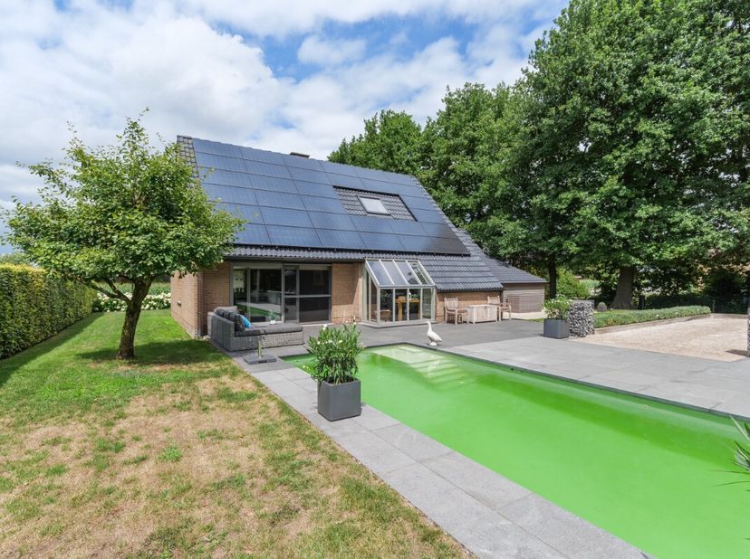 [[ DIT PAND NEEMT DEEL AAN DE ERA OPEN HUIZEN DAG OP 13/6 VAN 17:30 TOT 18:30 ]] Ontdek deze prachtige villa gelegen in een rustige en groene omgeving