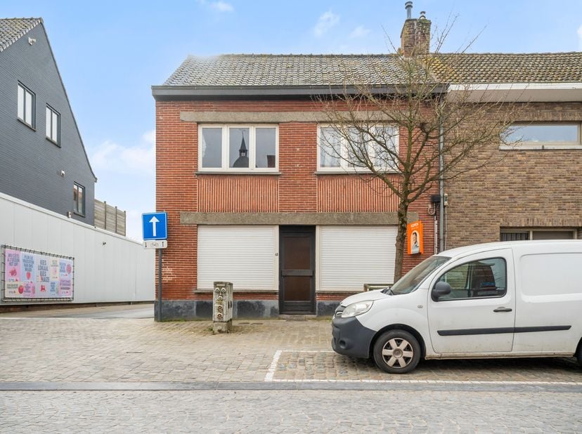 Deze halfopen woning gelegen in het centrum van Proven bevindt zich op wandelafstand van alle voorzieningen (Delhaize, bakker, slager,...)<br />
Gelij