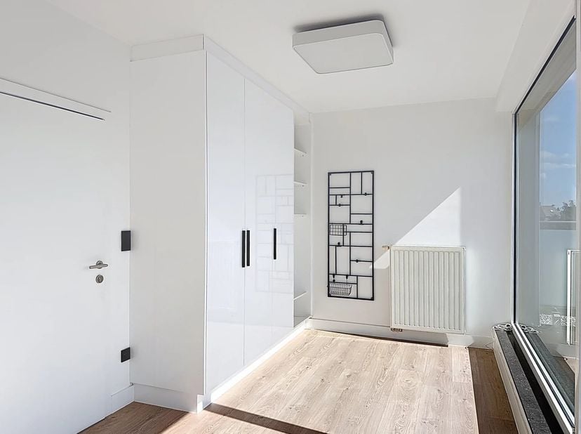 Dergelijke appartementen komen zelden op de markt  en wanneer ze verschijnen, zijn ze snel weg. Dit uitzonderlijk ruim appartement op de bovenste verd