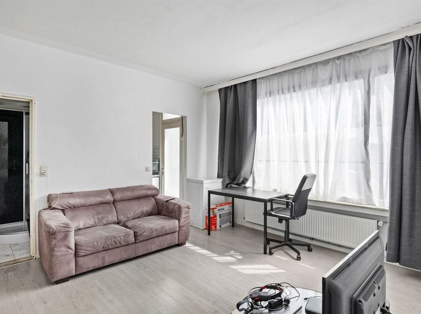 Ligging: Deze studio is ideaal gelegen aan de Helenalei 24, vlak bij het Stadspark en op wandelafstand van het Centraal Station. De buurt biedt vlotte