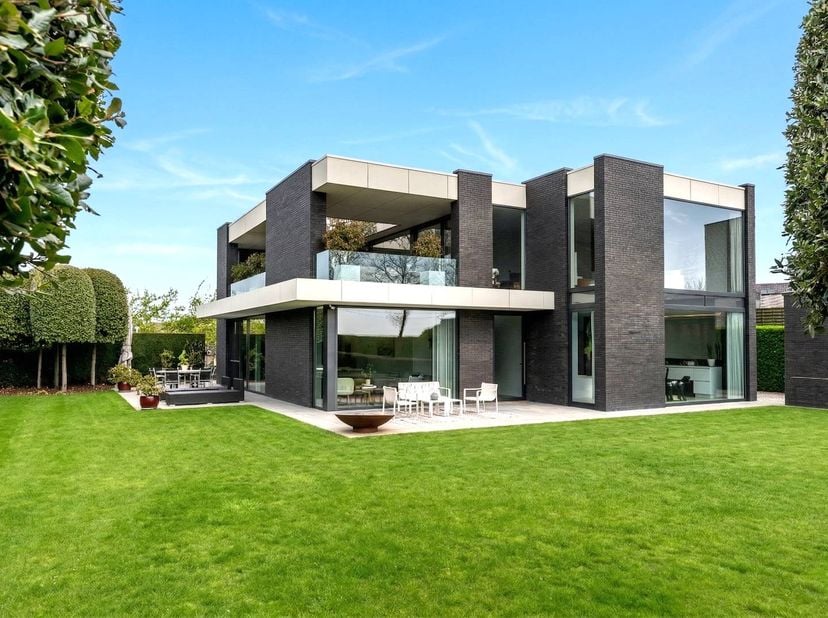 Gelegen te Vaartdijk Noord 50 in Leffinge (Middelkerke) bevindt zich deze exclusieve villa met mooie glaspartijen te koop op een ruim zuid georiënteer