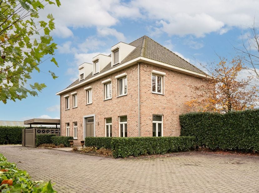 Deze recente, vrijstaande woning, gelegen in het landelijke gebied van Wuustwezel, biedt een ongekend gevoel van ruimte en privacy, gecombineerd met d