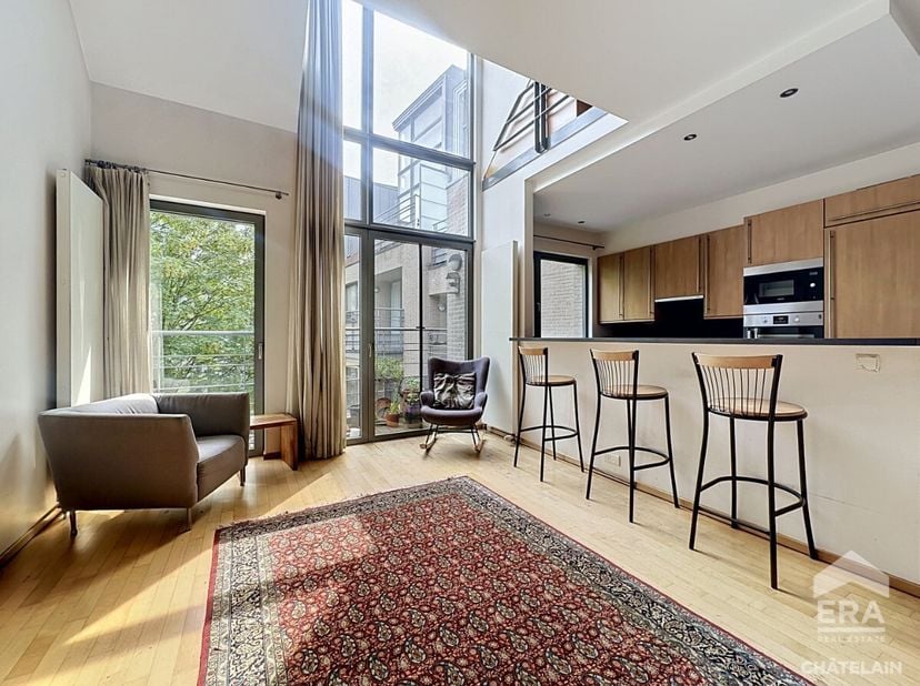 ERA Châtelain biedt u deze prachtige triplex aan, ideaal gelegen in de Stevinstraat 47, in het hart van de Europese wijk, vlak bij de Europese instell