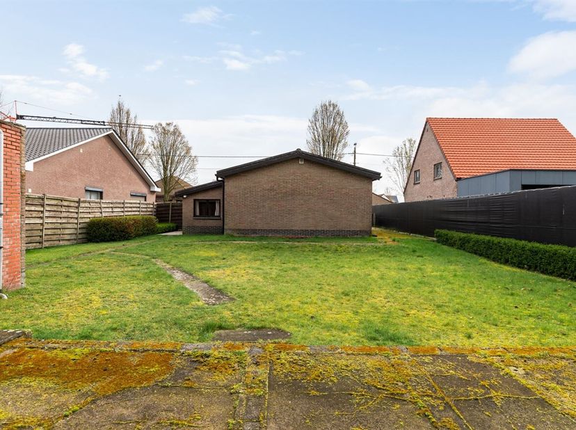 In de "schrijverswijk" van Beerse, bieden wij u aan, een laagbouwwoning in houtskeletbouw op een kavel van ca 525  m² grond. <br />
Een rustige en kin
