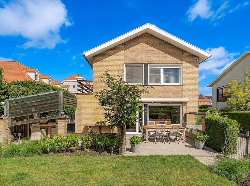 In een mooie woonwijk te Knokke-Heist bevindt zich deze volledig vrijstaande woning, voorzien van een zonnige tuin, een grote oprit en een garagebox.
