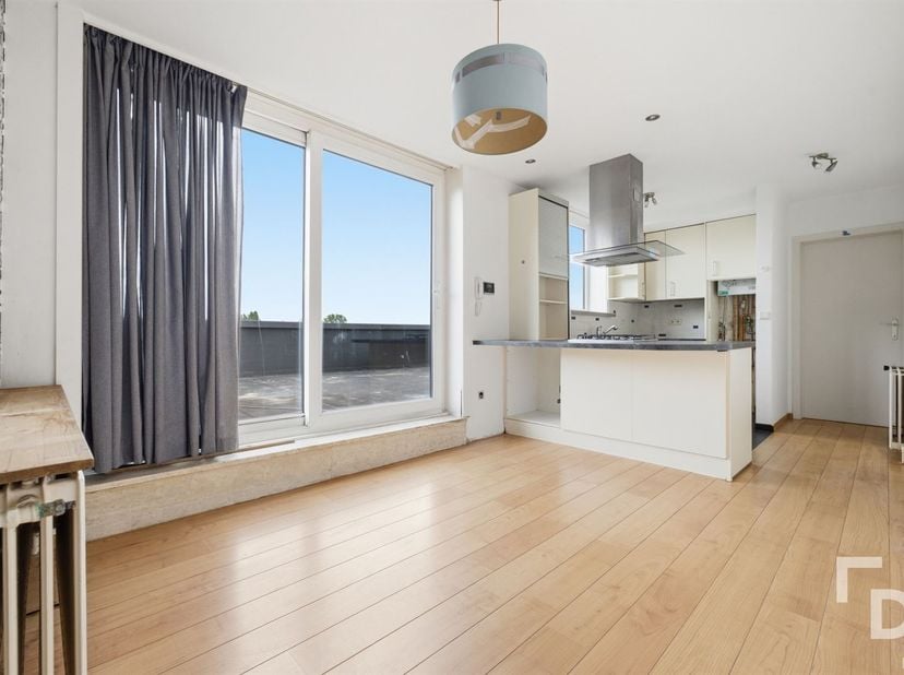 In de Vleeshouwersstraat vinden we deze studio in het midden op het dak van residentie Prima Vera.<br />
Deze studio geniet van 2 staanplaatsen, een