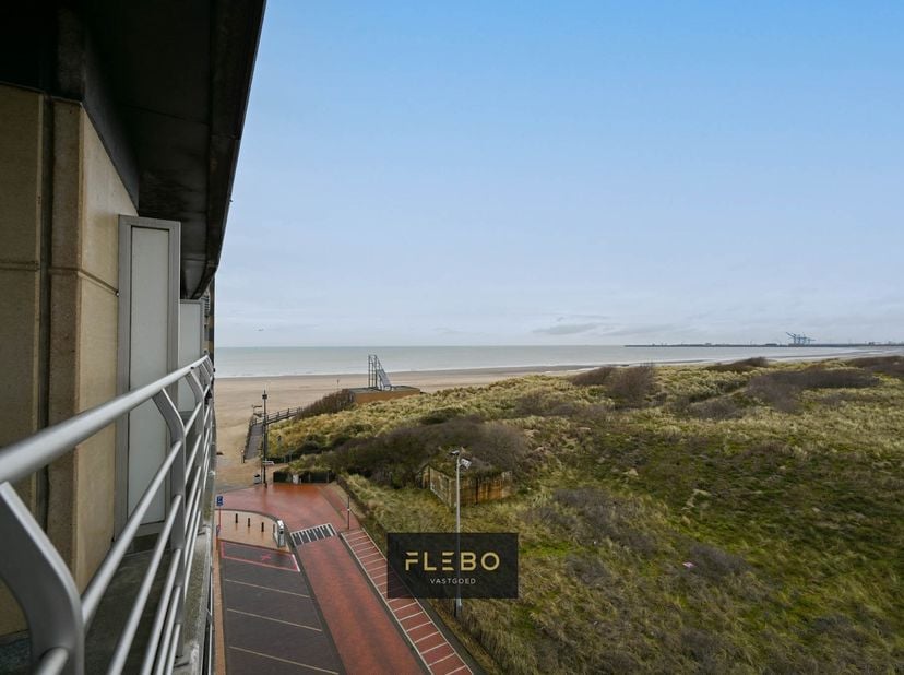Dit perfect onderhouden appartement met twee slaapkamers bevindt zich op een unieke locatie te Blankenberge. Het appartement, gelegen op de zesde verd