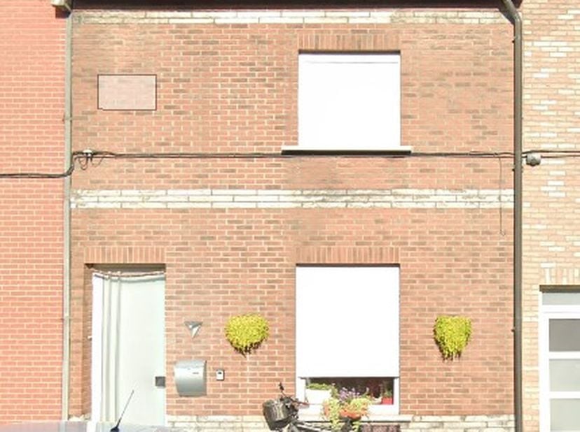 RIJWONING MET TUIN -<br />
Gelijkvloers: Inkomhal, salon, eetkamer, keuken, badkamer, wasplaats, tuin; 1e Verdiep: 2 slaapkamers; Kelder; Zolder.<br /