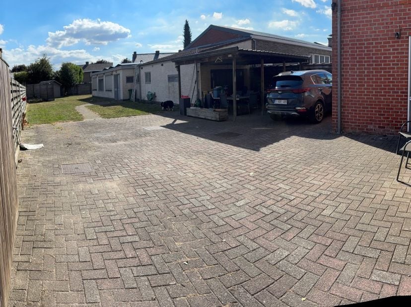 Een ruime halfopen woning met (bijgebouw 60m²), oprit en 3 parkeerplaatsen/carport. Conforme electriciteit!<br />
We betreden de woning via de voordeu