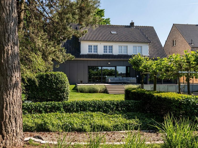Charmante, gerenoveerde villa op een perceel van 1.389 m² met open zicht<br />
KIJKDAG WOENSDAG 24/06 (ENKEL OP AFSPRAAK)<br />
Deze prachtige gerenov