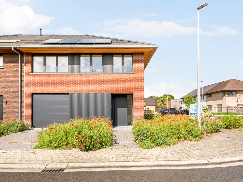 Maison neuve spacieuse, moderne et de qualité avec 3 chambres ! Situation idéale : dans une rue calme en impasse, tout en étant proche des commerces,