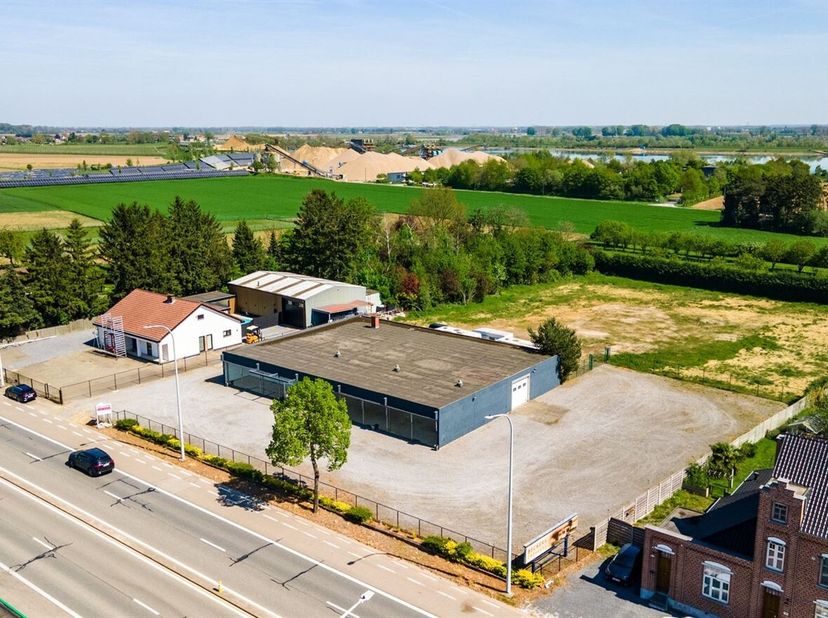 Handelsruimte op toplocatie te Dilsen-Stokkem <br />
Langs de drukbezochte Rijksweg in Dilsen-Stokkem bevindt zich deze ruime commerciële eigendom met