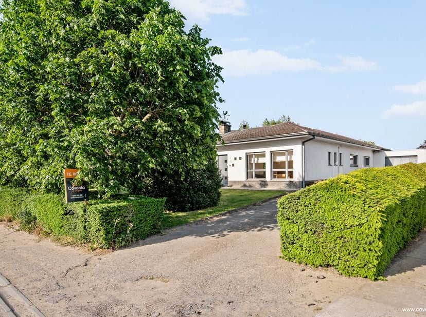 Deze landelijk gelegen woonst bestaande uit: inkomhal met toilet en een eerste slaapkamer/bureauruimte, lichtrijke woonkamer - salon met aanpalende in