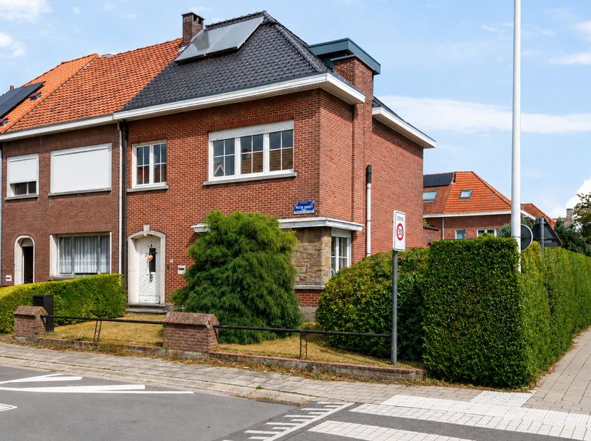 Karaktervolle en ruime woning op een toplocatie in hartje Schoten<br />
171 m² woonoppervlakte | 346 m² grondoppervlakte | Open gevoel | Halfopen bebo