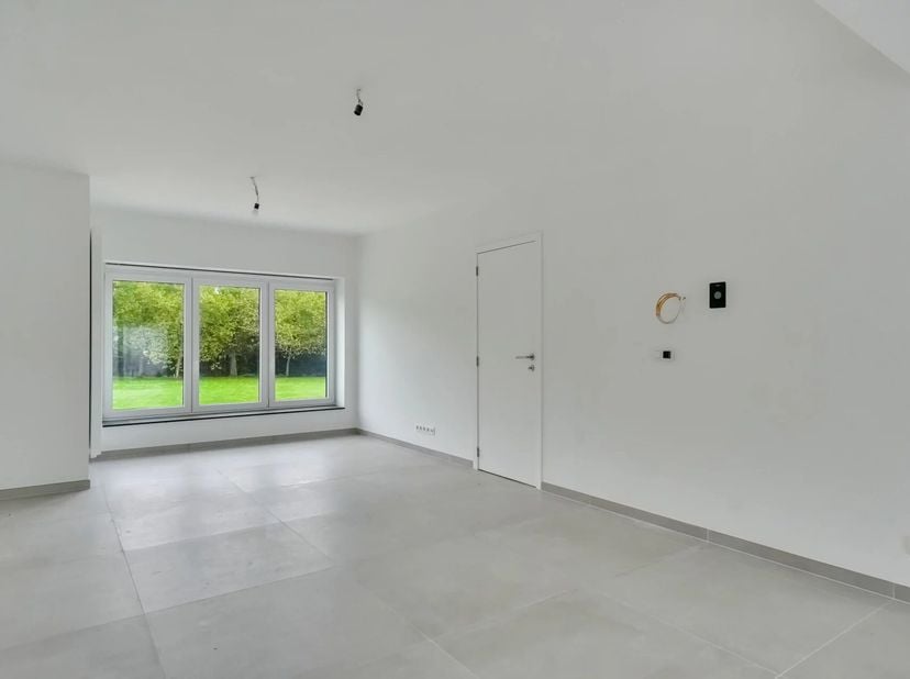 Deze volledig gerenoveerde woning (2023) biedt modern comfort en energiezuinig wonen in een rustige, landelijke omgeving in Borgloon. Met een conforme