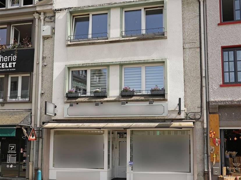 Immeuble composé d'un rez commercial et de 3 appartements situé en plein centre de Bouillon-sur-Semois.<br />
Construction sur 6 niveaux, dalles béto