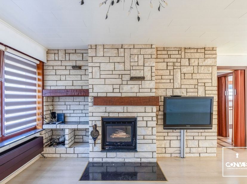In deze rustige buurt te Wondelgem vindt u deze interessante halfopen bebouwing. Ideaal voor mensen die graag hun eigen smaak geven aan hun woning. In