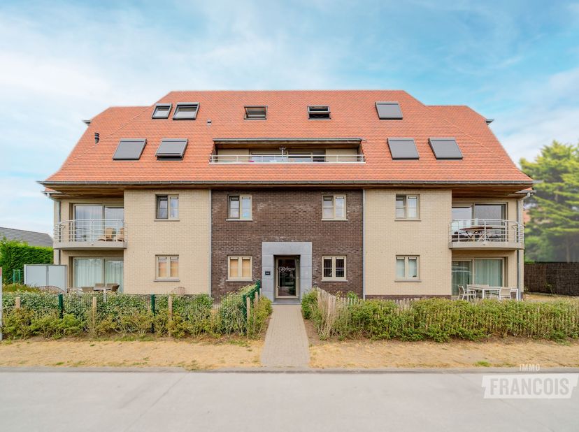 Bij het binnenkomen in dit verzorgde gelijkvloersappartement wordt u verwelkomd in een aparte inkomhal die meteen een praktische meerwaarde biedt. Hie