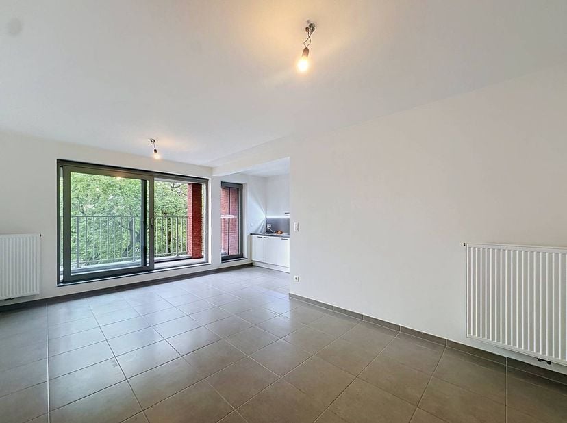 Bruxelles : Appartement (82 m²) avec 2 chambres et terrasse. Situé à proximité des transports en commun et à quelques pas des écoles et des commerces.