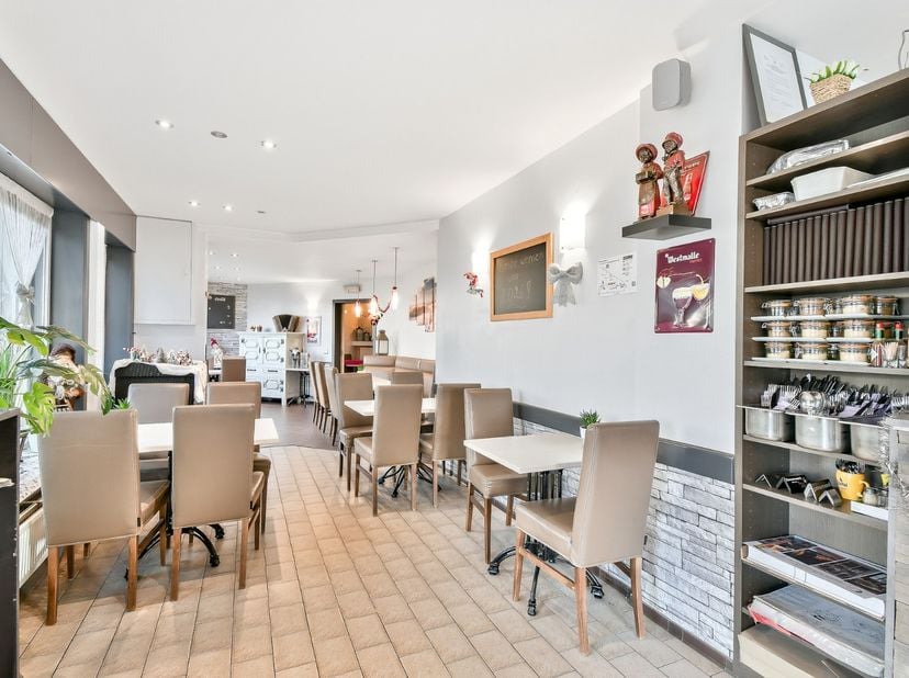 Deze instapklare horecazaak met woonst is gelegen op een commerciële en levendige locatie in Westende, op wandelafstand van zee en strand en omgeven d