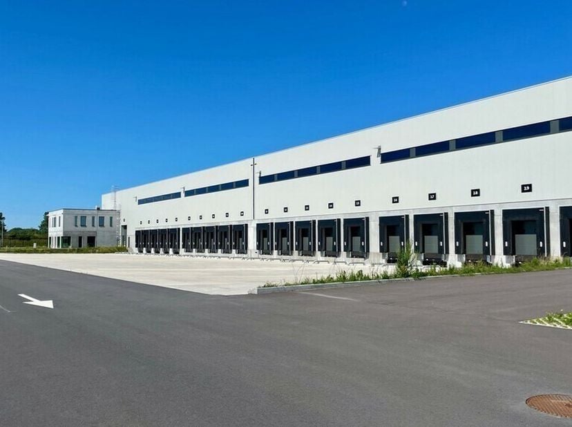 7323m² magazijn met mogelijkheid tot kantoren<br />
Ligging: in de Maritieme Logistieke zone in de haven van Zeebrugge, vlakbij de COSCO Shipping Deep