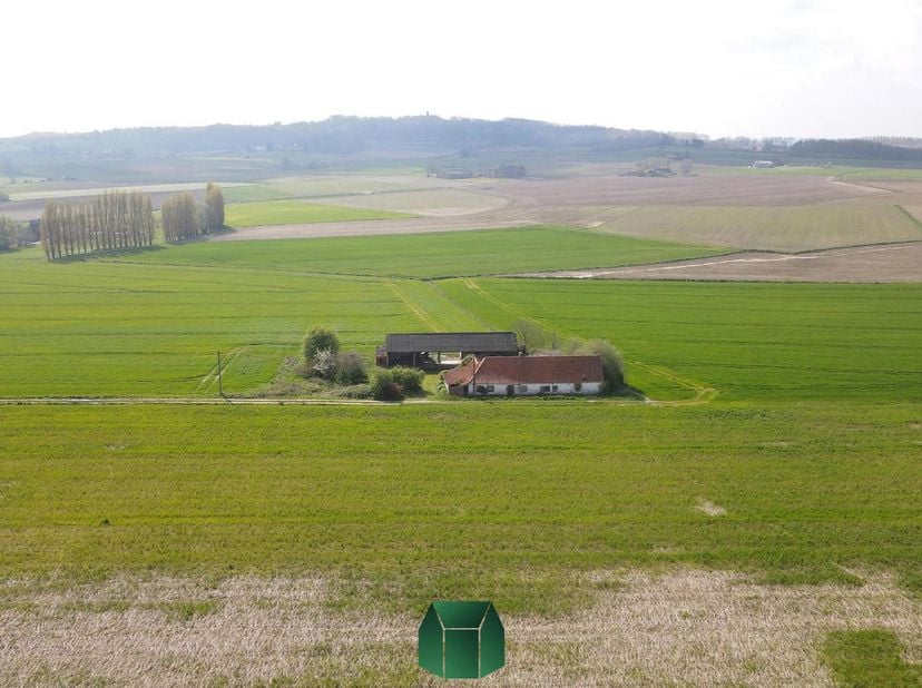 Perceel van +/- 12.533m² gelegen in Molembaix (Celles) in een landbouwzone met een rustige ligging en een ononderbroken uitzicht op de Mont-Saint-Aube