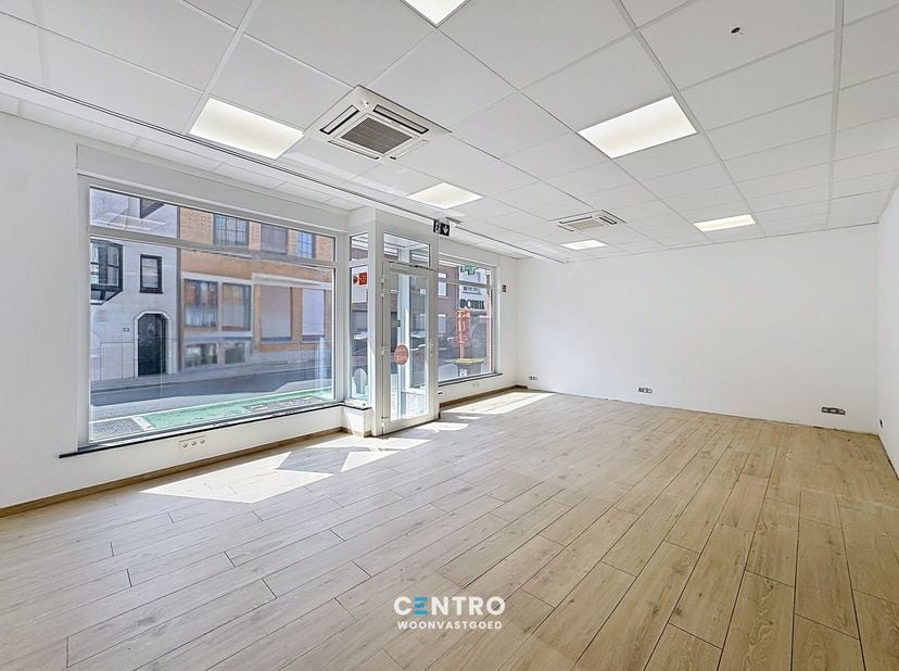 Volledig gerenoveerde woning met 4 slaapkamers met instapklare handelsruimte!<br />
<br />
INDELING:<br />
Gelijkvloers:<br />
Handelsruimte - afzonde