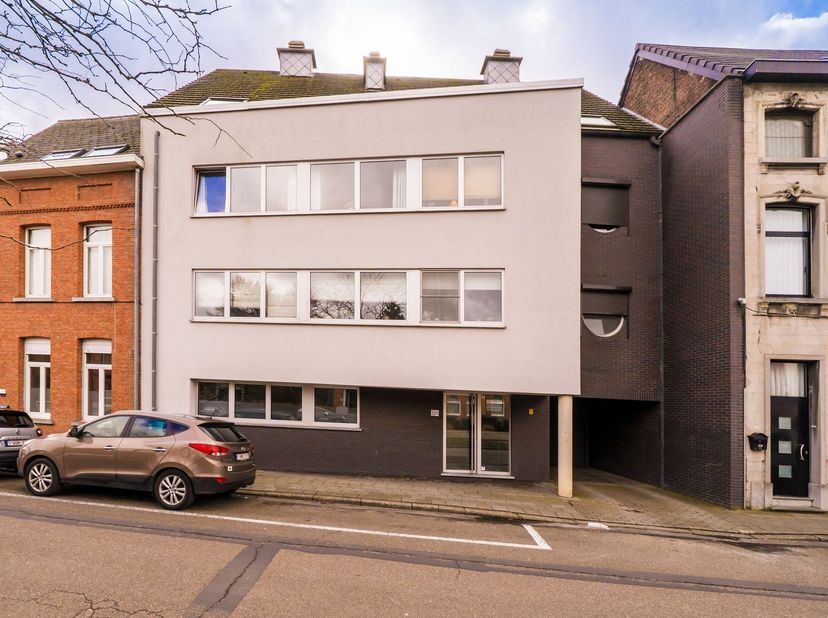 Uitzonderlijk ruim dakappartement met 3 slaapkamers + zolderverdieping en 2 zuidgerichte terrassen.<br />
Op de derde verdieping van een kleinschalig