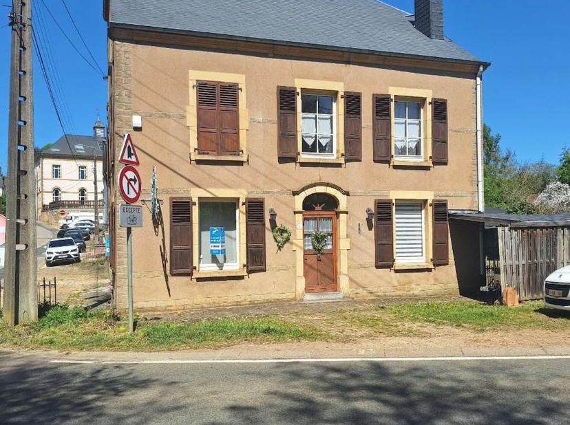 MAISON DE CARACTERE AVEC INSTALLATIONS EQUESTRES<br />
<br />
Située au cœur du village d’Ethe, cette charmante propriété bénéficie d’un emplacement p