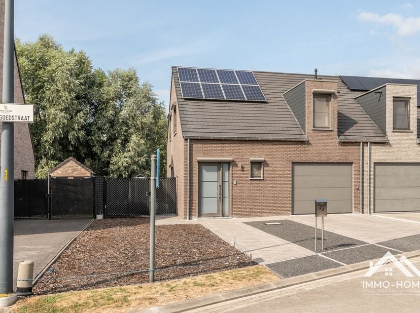 Deze rustig gelegen, perfect onderhouden halfopen bebouwing vinden we terug in een mooie groene woonwijk op de rand van Oostakker. Via de inkomhal (me
