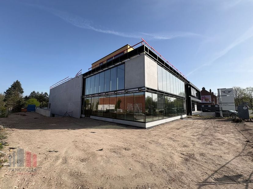 Gloednieuwe casco handelsruimte/showroom in combinatie met opslagruimte te huur. Fantastisch&amp;nbsp;gelegen langs de commerciële Kortrijksesteenweg en o