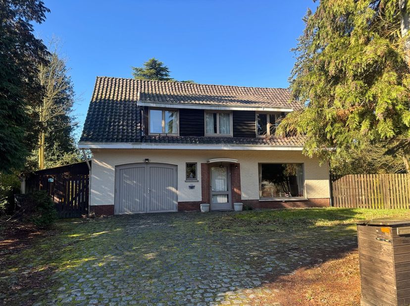 Charmante woning in klassieke stijl op een royaal perceel van 10a 58ca – open bebouwing<br />
Deze karaktervolle woning biedt een uitstekende basis v