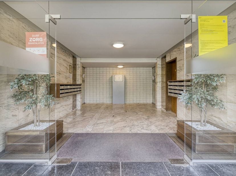 Centraal gelegen aan het Sint-Katarinaplein met bakkers, winkels, apotheek, enz. Vlak aan het Cultureel Centrum en het handelscentrum. <br />
<br />
I
