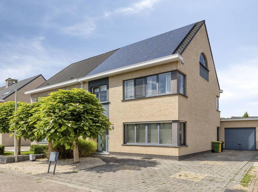 De kinderen laten spelen in de ruime tuin, terwijl jij geniet van de jacuzzi? Dat kan in deze ruime woning te koop aangeboden in Wijnegem.<br />
<br /