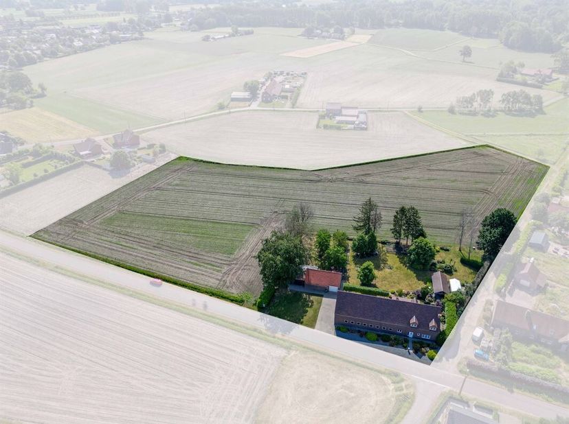 Cette maison prête à être emménagée jouit d'une situation tranquille dans un environnement rural. Ici, vous pouvez profiter d'une intimité maximale, d