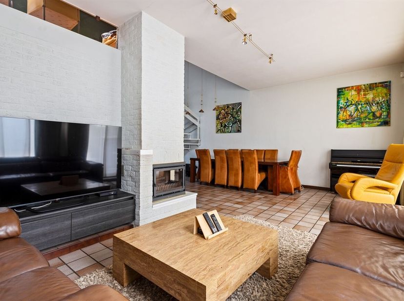Dans une rue calme et sans issue, nous trouvons ce bâtiment mitoyen avec une surface utile de 250 m².<br />
En entrant dans la maison, on accède au ha