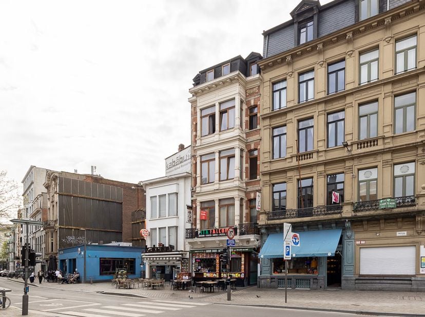 HANDELSHUIS -<br />
<br />
Thans feitelijk opgesplitst in handelsgelijkvloers + 4 studio’s (niet vergund).<br />
Bestuursmaatregelen in het maatregele
