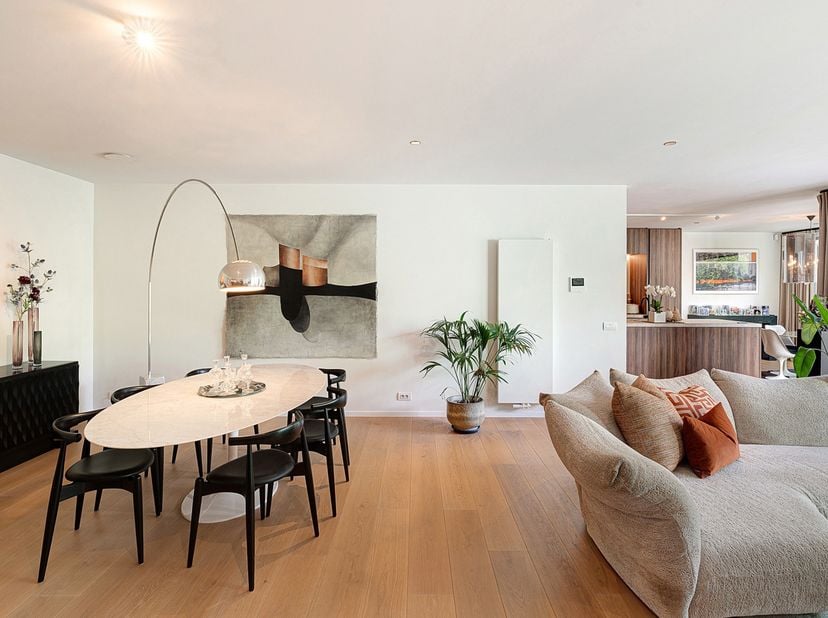 Recente koppelwoning aan de Graaf Jansdijk in Oud Knokke, ideaal gelegen tussen het centrum en de oude molen. De woning verwelkomt u via een inkomhal