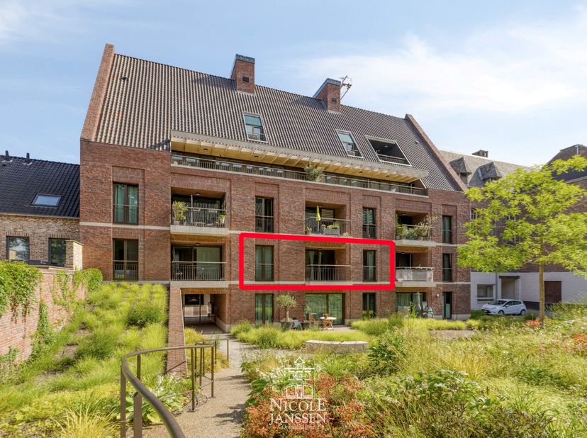 Ontdek dit instapklaar appartement op de eerste verdieping met een toffe indeling. Je geniet hier van een gezellige leefruimte met open keuken, één sl