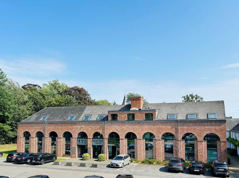 Deze ruime kantoren te huur in het Axxes Business Park te Merelbeke kennen een uitstekende ligging nabij de R4 en E40. Deze vlotte bereikbaarheid (zow