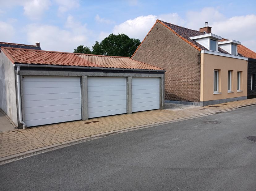 Halfopen woning met 3 garages.<br />
Op het gelijkvloers bevindt zich een eet en zithoek met aansluitend een volledig geïnstalleerde keuken een appart