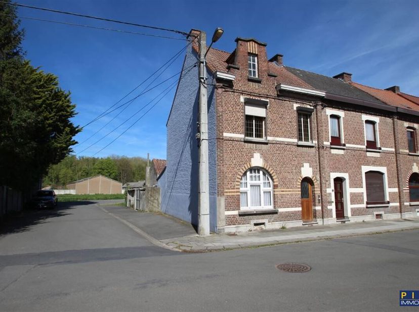 Appréciable maison, agréablement située aux abords de la ville, 3 chambres, petit bureau, salon, salle à manger, cuisine équipée, salle de bains, hall