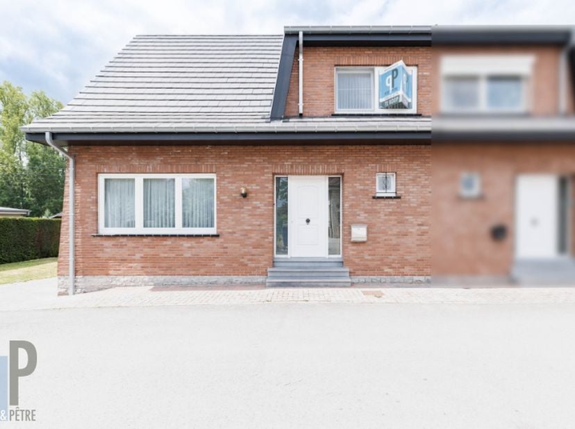 Breng een bezoek aan deze instapklare woning, gelegen in een rustig, doodlopend straatje. De woning bestaat uit een inkomhall met gastentoilet en berg
