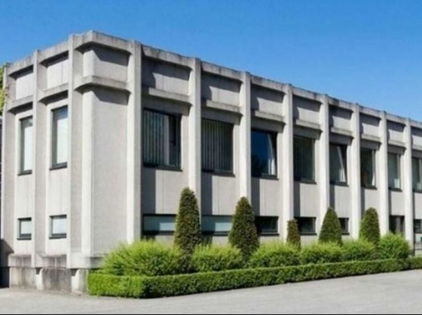 Bureaux et espaces de stockage extérieur à louer à Herentals. Bureaux récemment rénovés à partir de 80 m². Situés à proximité de l’E313 à Herentals-In