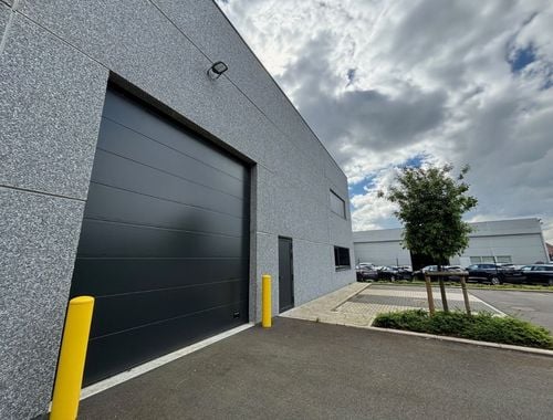                                         Entrepôt à louer à Mouscron, € 1.270
